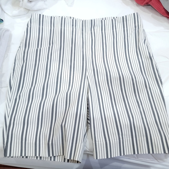 CHICOS SHORTS Stretch Bermuda - Picture 1 of 3
